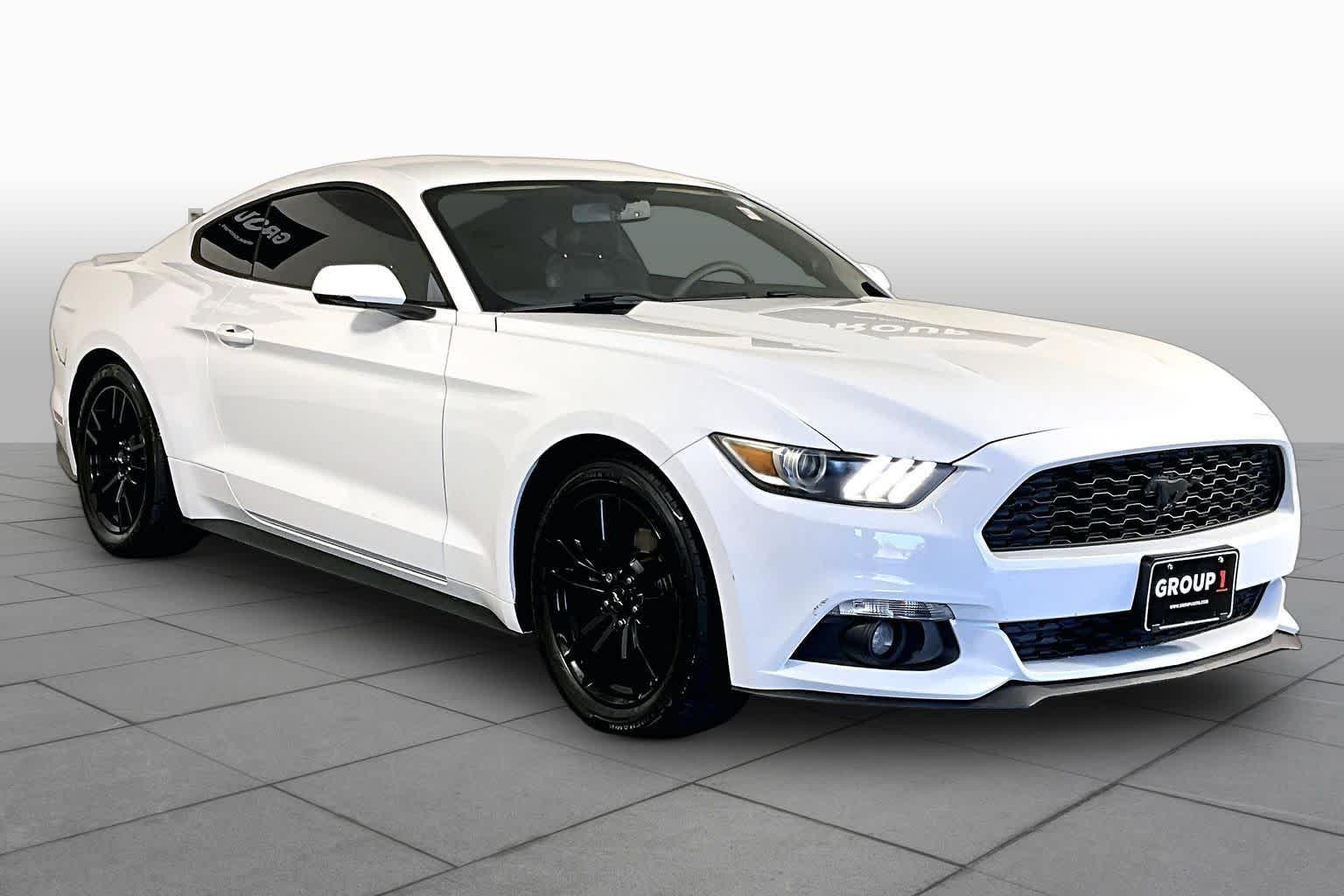 Ford Mustang blanco fotografiado en el concesionario Group 1
